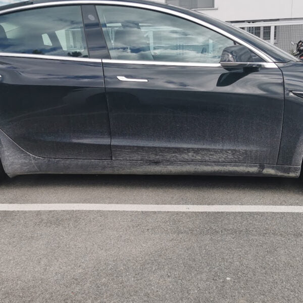 Tesla Model 3 noire vue de côté
