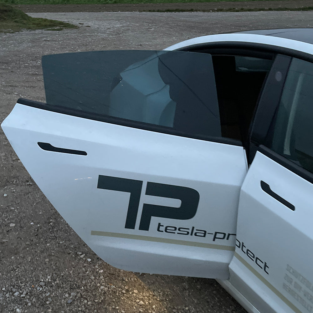 Vitre latérale arrière teintée sur une Tesla Model 3 blanche