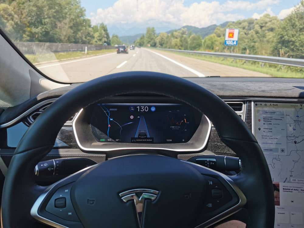 Vue par-dessus le volant d’une Tesla Model X sur l’autoroute