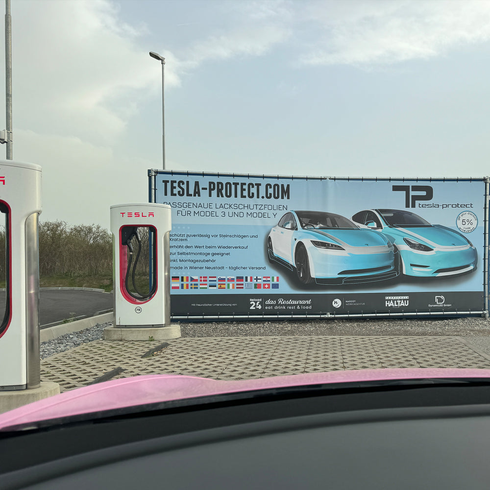 Banderole publicitaire Tesla-Protect à côté de Superchargers Tesla