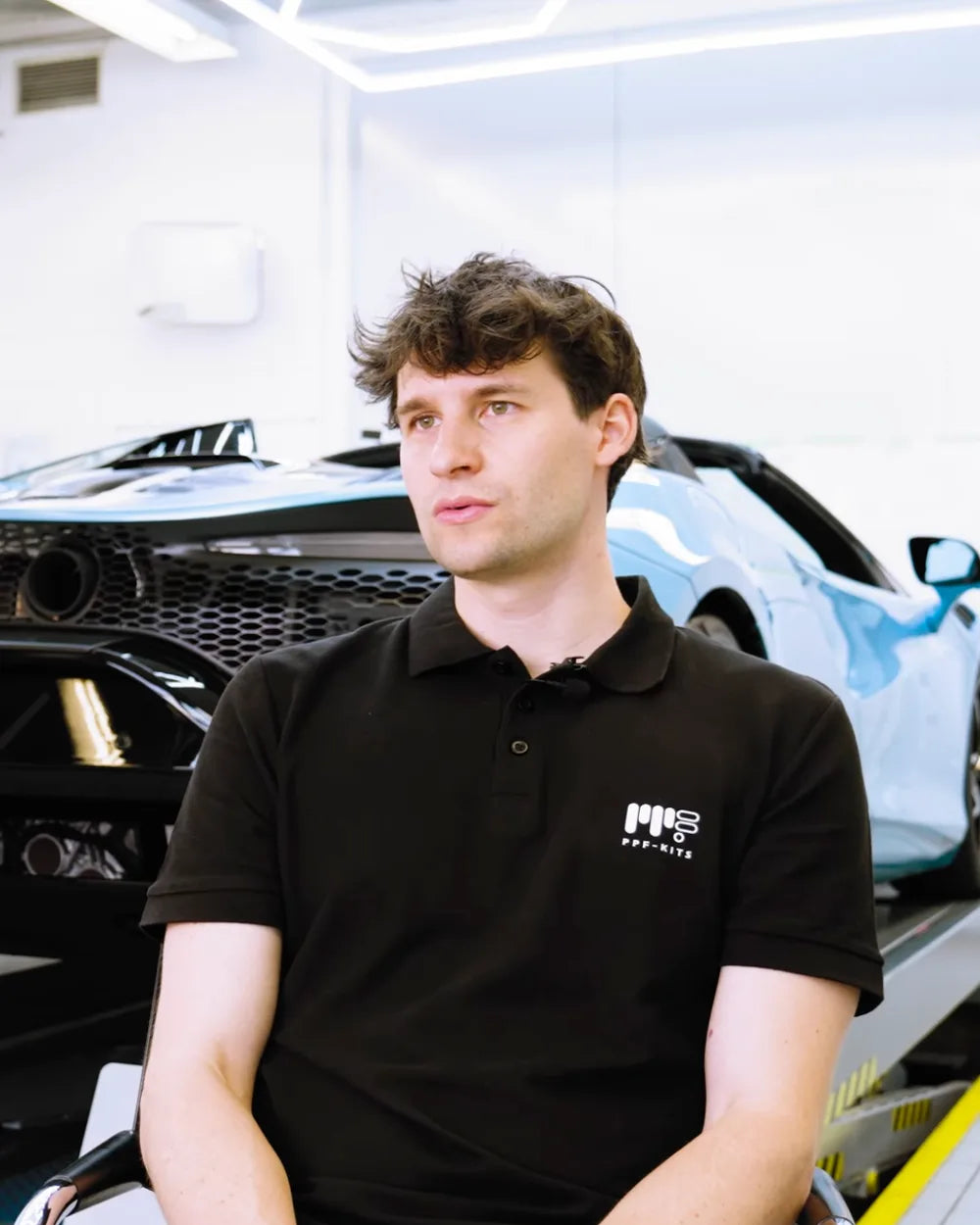 Yannick Lechner, fondateur de Tesla-Protect, dans l’atelier de découpe des films