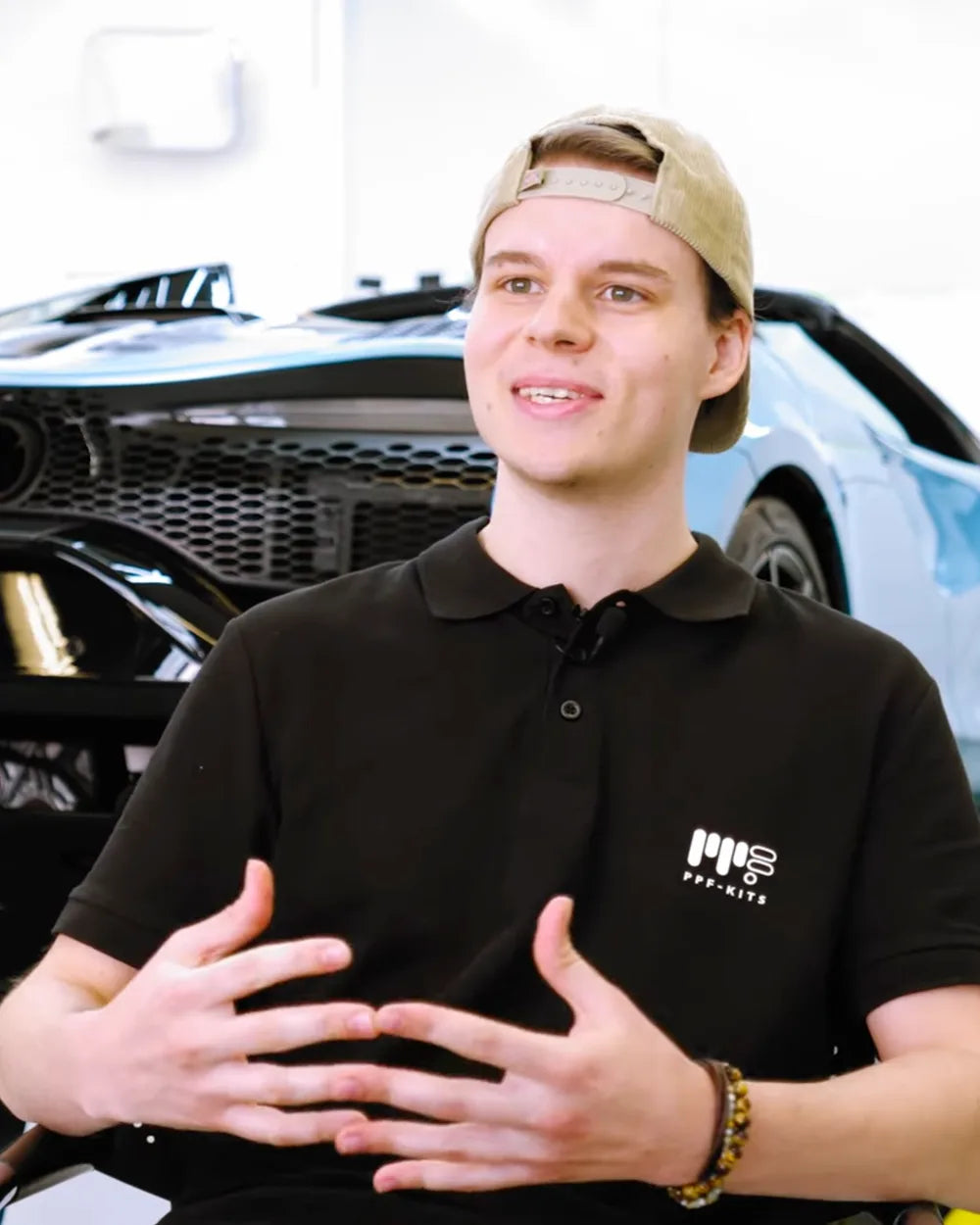 Benedikt, de l’équipe Tesla-Protect, dans l’atelier de découpe des films